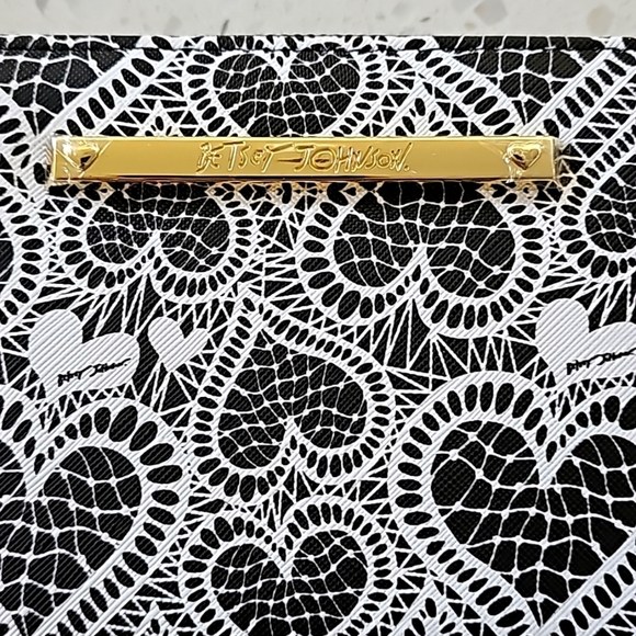 Betsey Johnson Heart Patterned Wristlet/Walllet NWOT - Picture 2 of 5